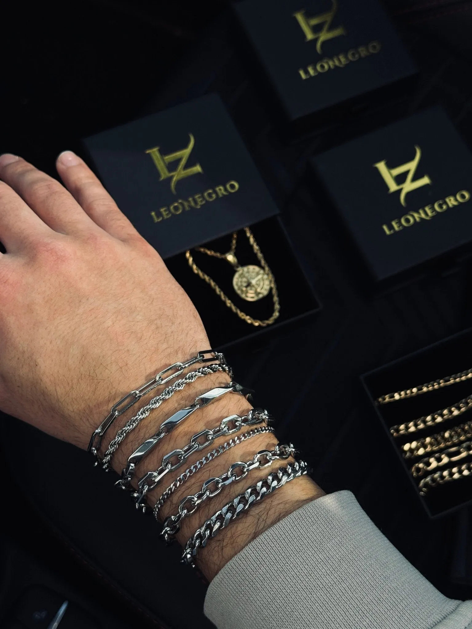 Aeneas Modern Silver Look
