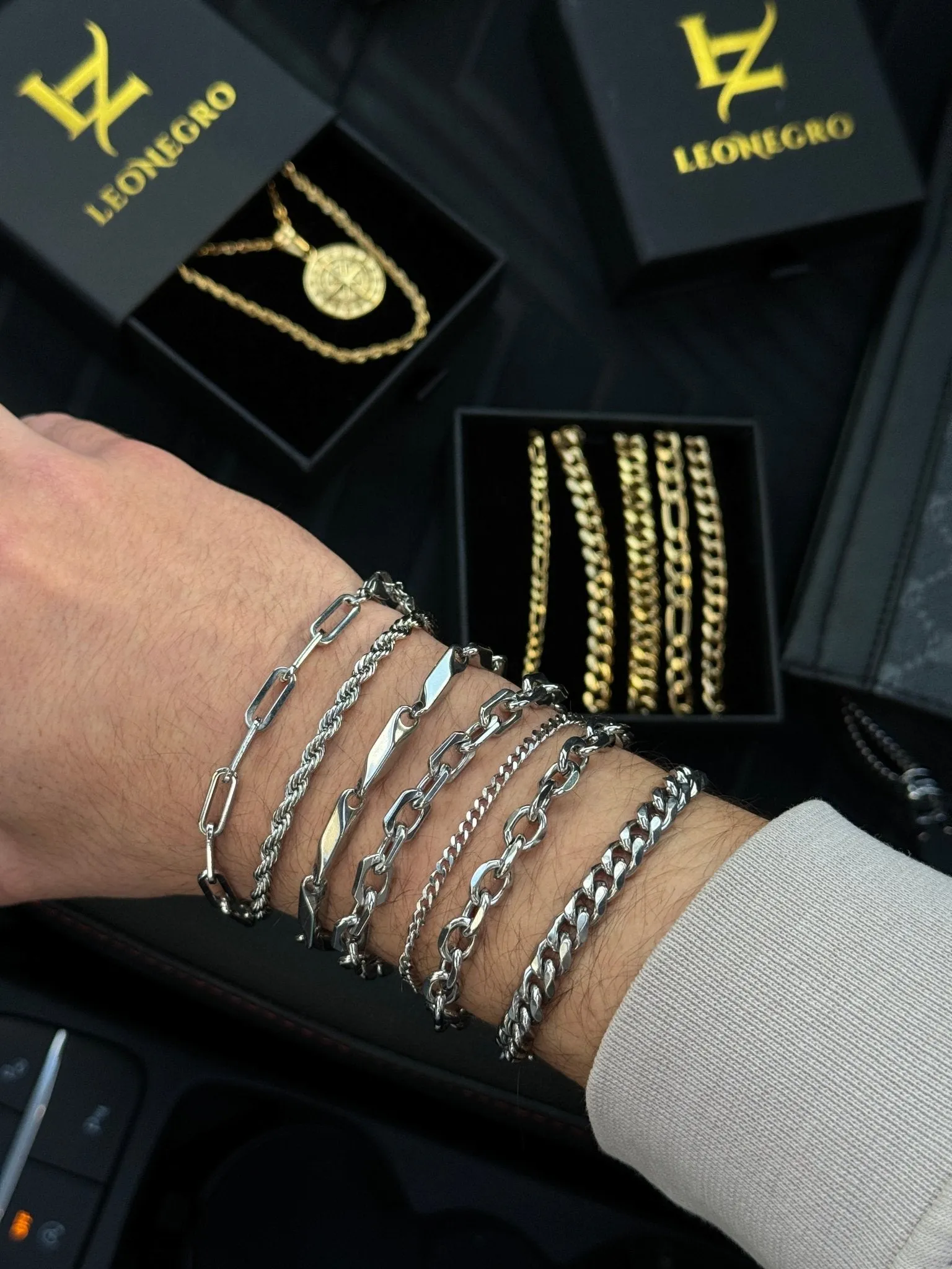 Aeneas Modern Silver Look