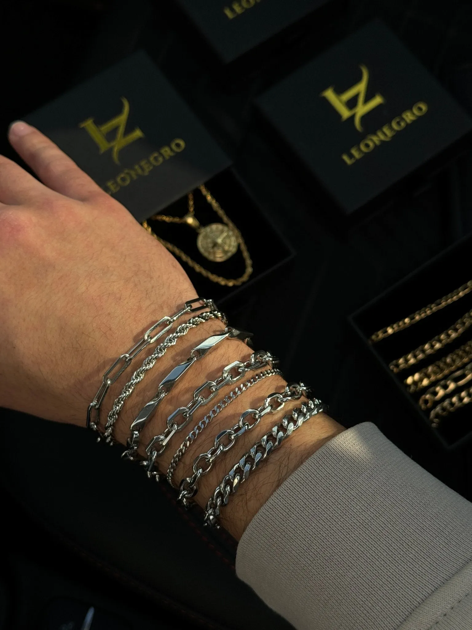 Aeneas Modern Silver Look