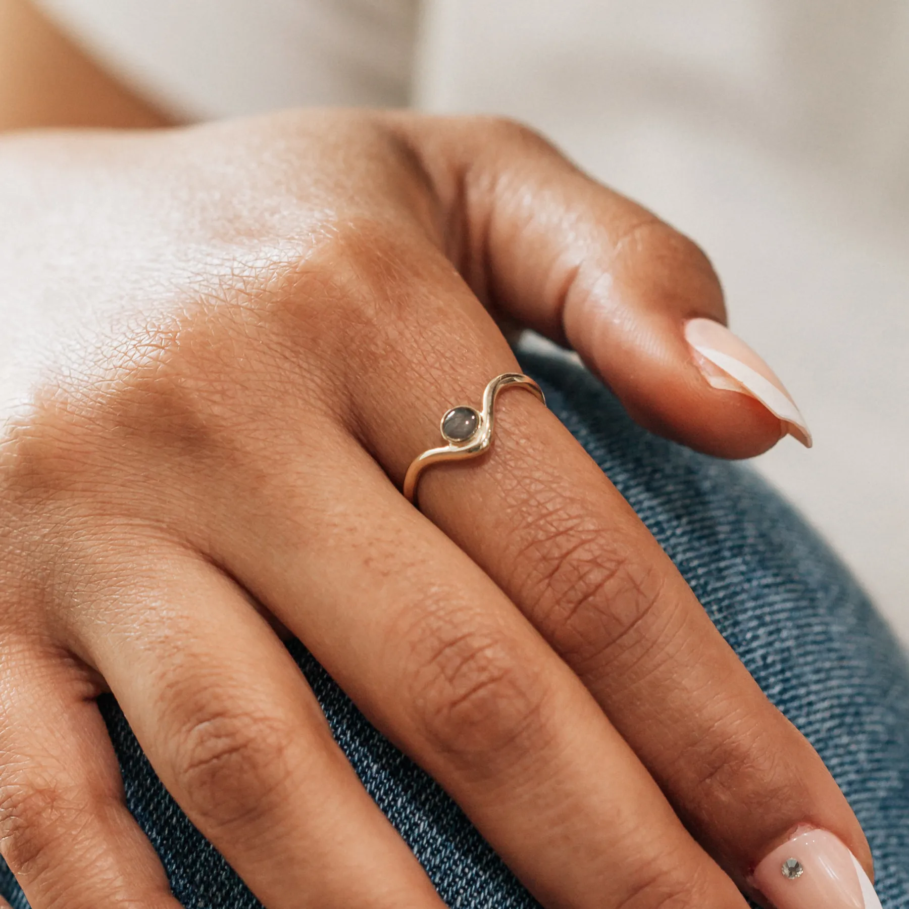 Chevron Circle Setting Cremation Ring in 14K Yellow Gold
