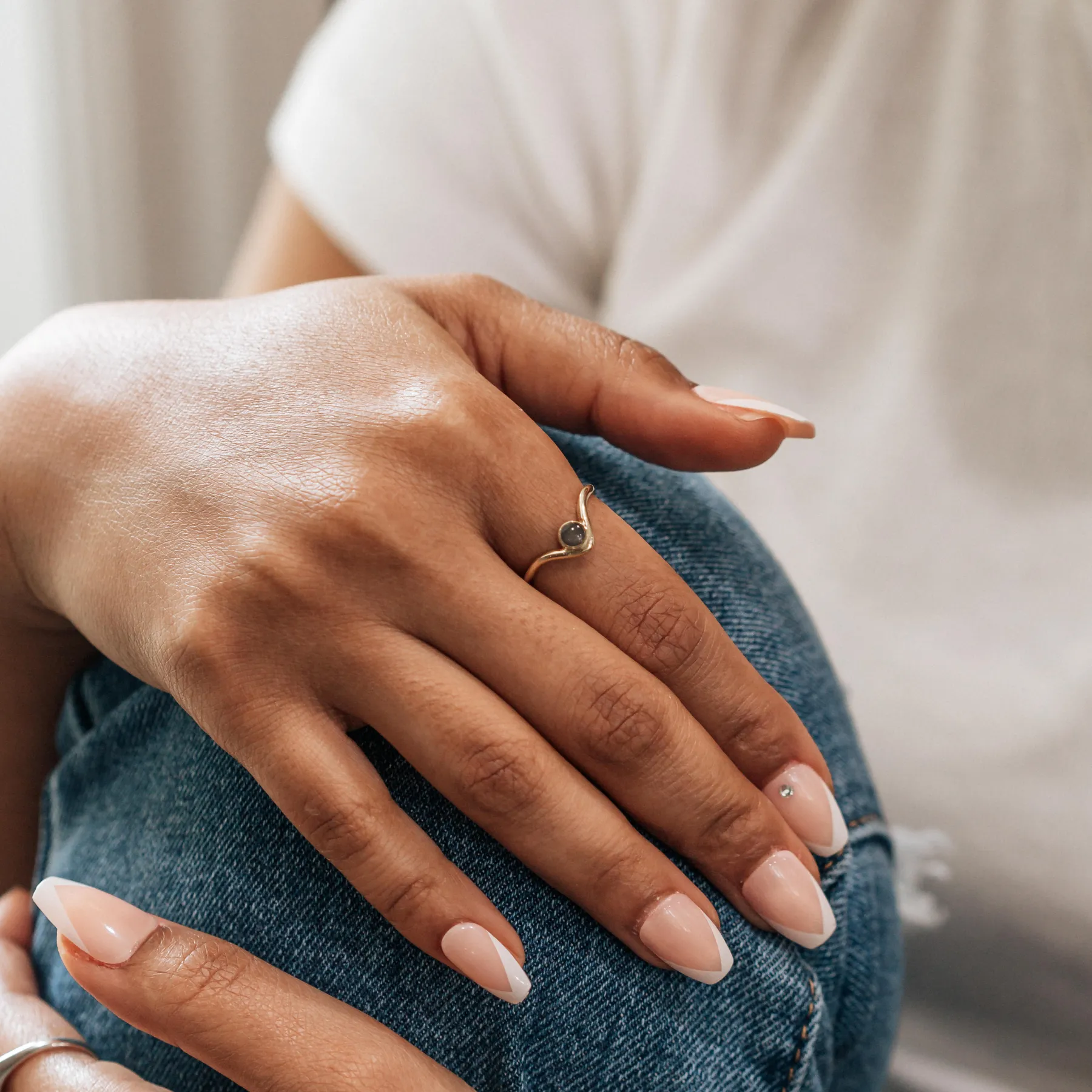 Chevron Circle Setting Cremation Ring in 14K Yellow Gold
