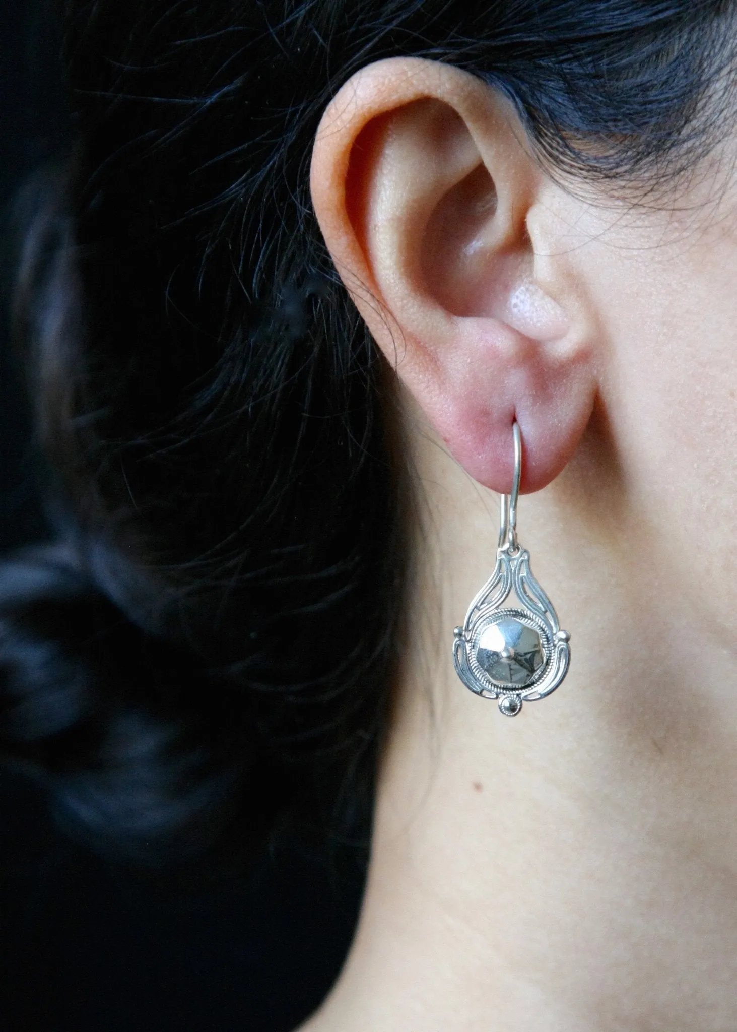Dainty, faceted center, filigree Victorian earrings