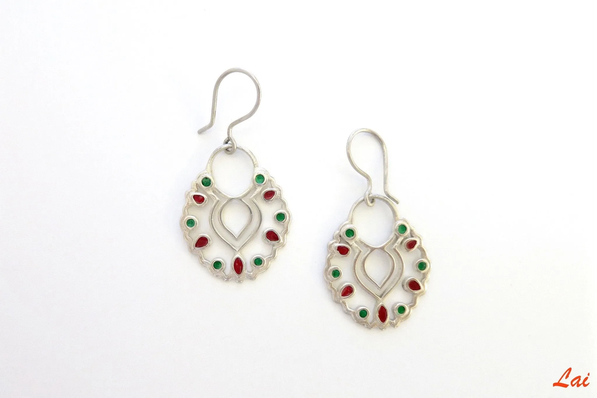 Gorgeous, scallop outline dangling enamel earrings