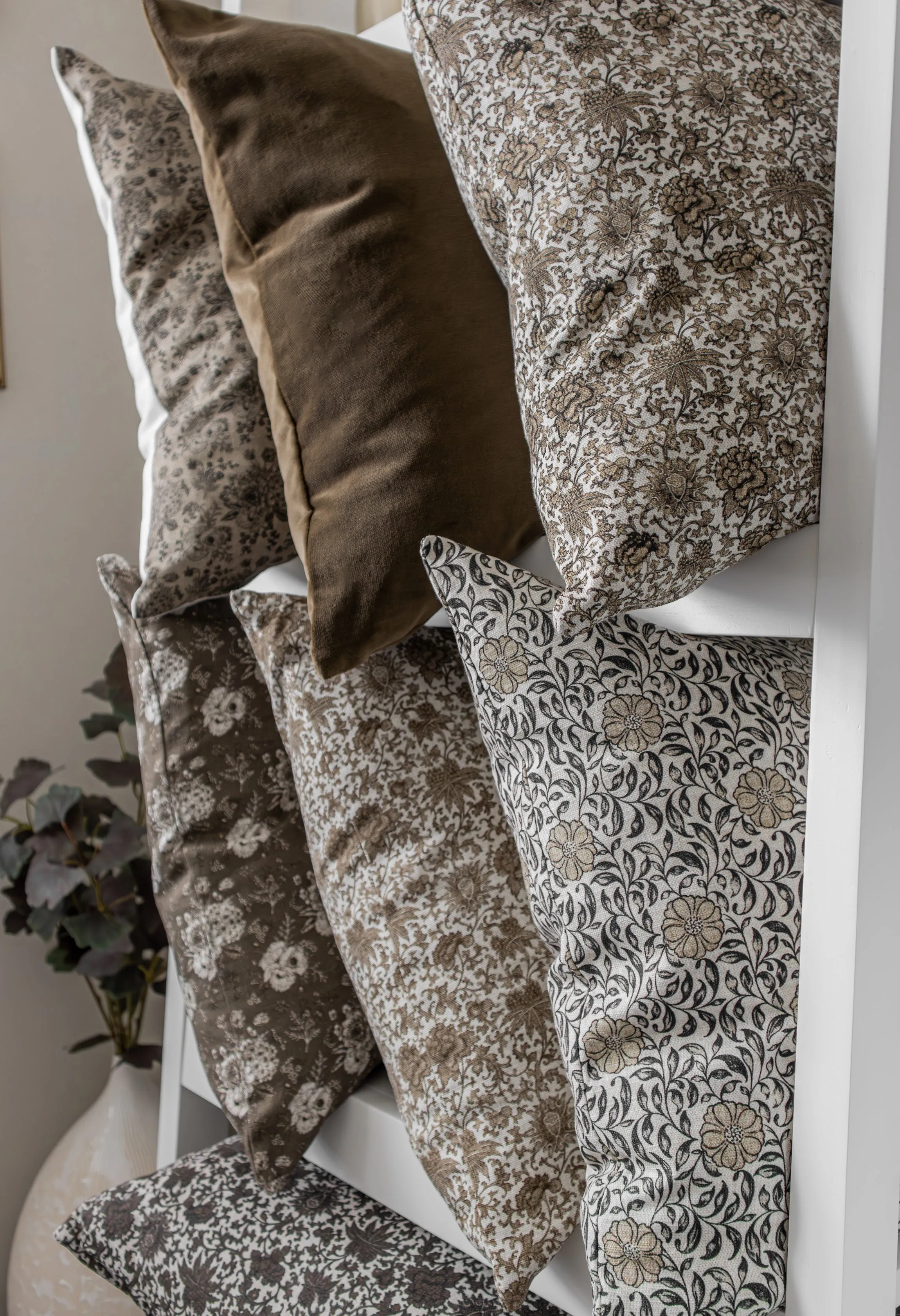 Isadora | Vintage Floral Pillow Cover