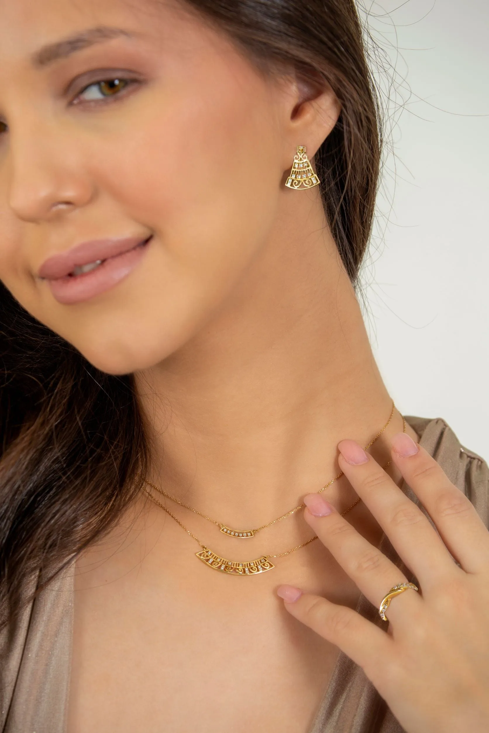Levant Curved Wide Necklace with Diamonds
