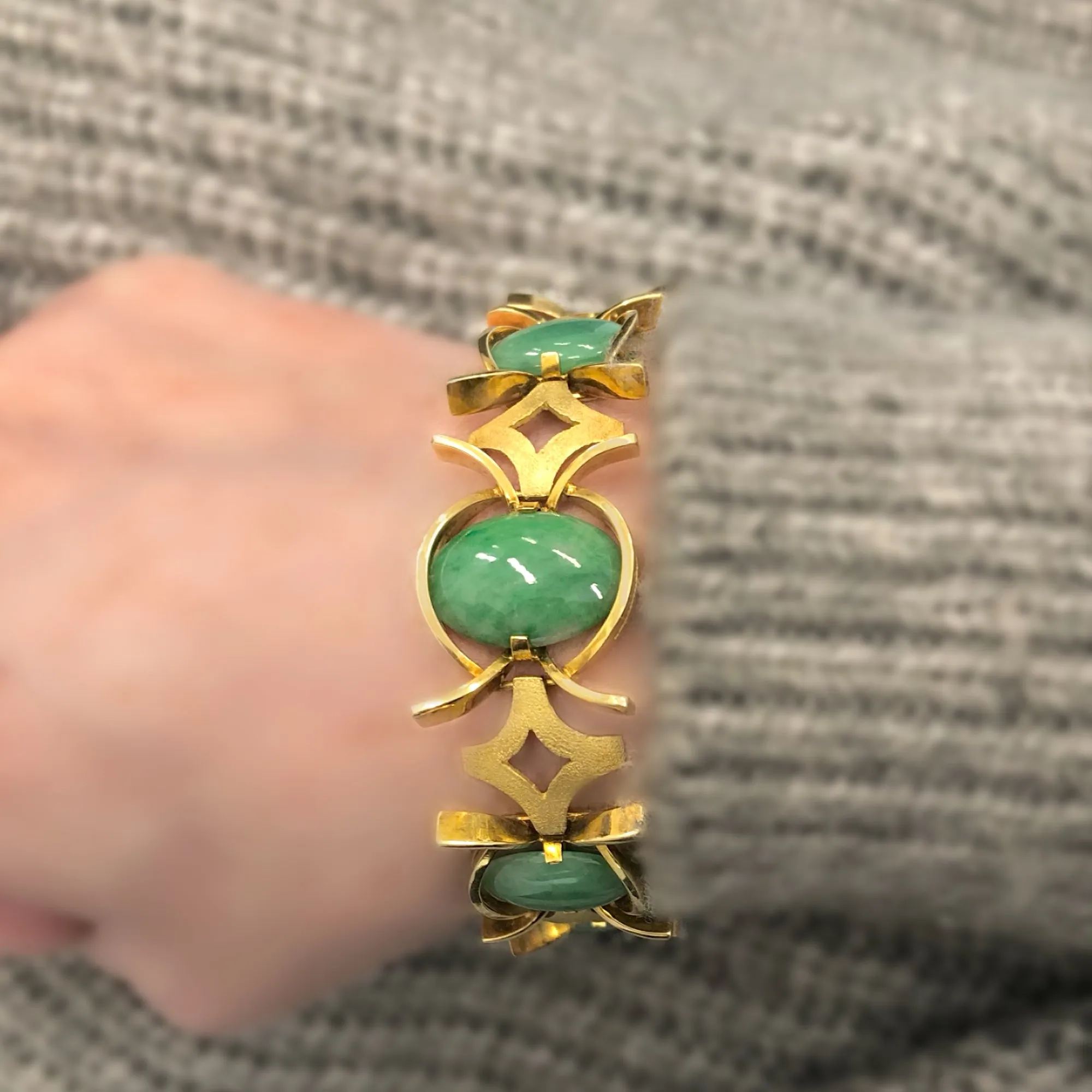 Natural Cabochon Jadeite and 18k Yellow Gold Bracelet